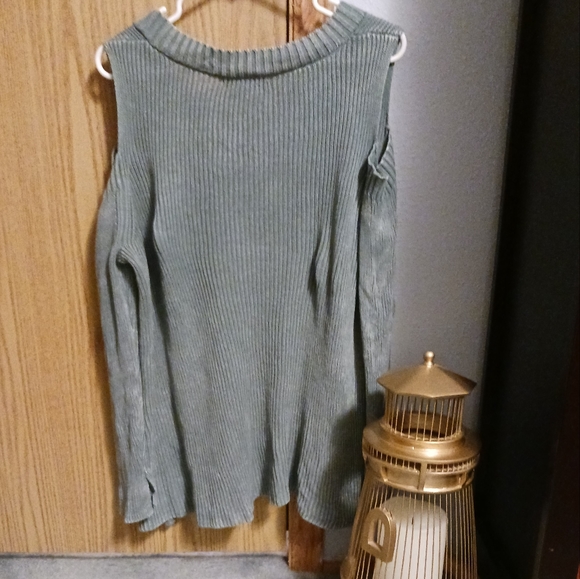 Rock & Republic Cold Shoulder Sweater - Picture 4 of 5